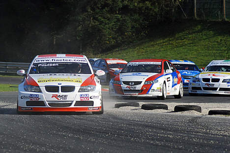 Kristian Poulsen fik en super start i sin BMW i andet løb til EM i Østrig. Her er nr. 2 og blandt andet foran europamesteren Michel Nykjær i den blå Chevrolet samt Jens R. Møller, der blev nr. 4 i Honda (lige bag Poulsens sidespejl).